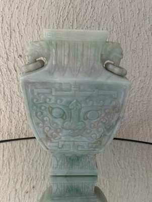 Feine Vase aus Jade, mit Tao Te-Maske, Burma.