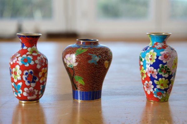 Japanische Cloisonné-Vasen, drei Miniaturvasen aus Emaille, unterschiedliche Farbgebung.