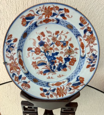 Imari-Teller, Blau/Gold und Rouge de Fer, Blumenmotive, mit Holzaufsteller.