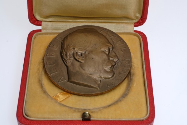 Alfred-Maul-Gedächtnismedaille (1828-1907), Bronze, Erinnerungsmedaille. Rückseitig drei verschiedene Sportgeräte abgebildet.