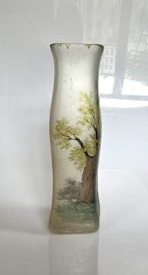 Jugendstil Vase, Milchglas, lasierend bemalt, Goldstaffage.