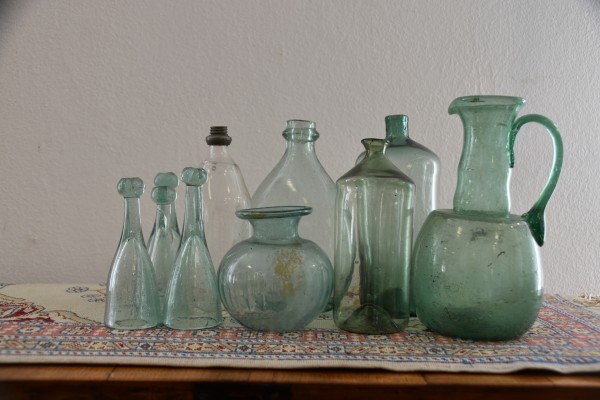 Konvolut Glas, antik, 10 Teile, mundgeblasen, aus Apothekenbestand.