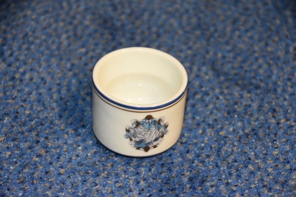 Eierbecher Limoges mit Wappenmotiv und blauer Umrandung, Durchmesser oben 5 cm