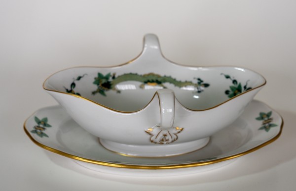 Meissen, Sauciere, Motiv Reicher Drache in Grün. Mit Golddekor.