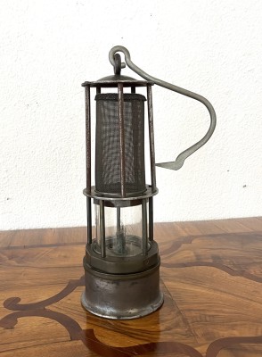 Grubenlampe FWD 20502, Sicherheitslampe nach Humphry Davy, zylindrischer Metallkörper mit Benzinbehälter, Glaszylinder und Flammsieb. Für Wettersteiger.