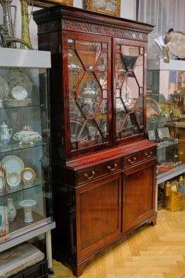 Schrank mit Glasvitrinen-Aufsatz, Mahagoni, 20. Jahrhundert, 43 x 210 x 120 cm, massiver Schrank mit abnehmbarer Vitrine aus Glas, beinhaltet vier kleine Schubladen, sowie vier Regalböden, zwei größere Schubladen und einen Unterbau mit Regal, anbei drei Schlüssel