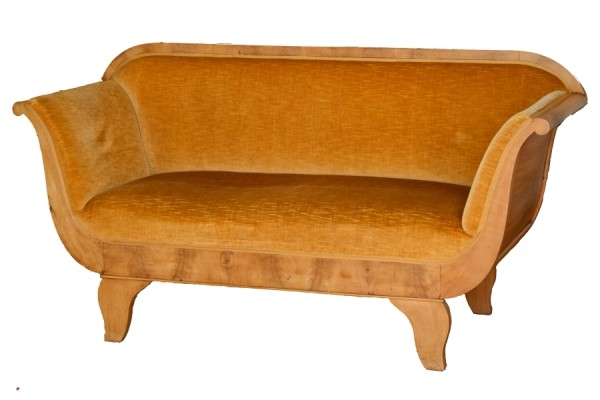 Kleines Biedermeiersofa, um 1820, Nussbaum.