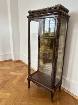 Hohe Vitrine mit Glas-Einlegeböden.