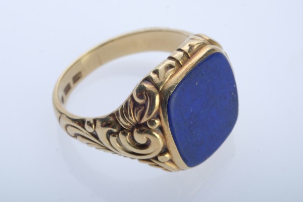 Siegelring mit ungravierter Lapislazuli-Platte (1,5x1,5cm), die Seiten floral dekoriert, Gelbgold 585, punziert, Gr. 66, 7,85g, ein sehr schöner Siegelring