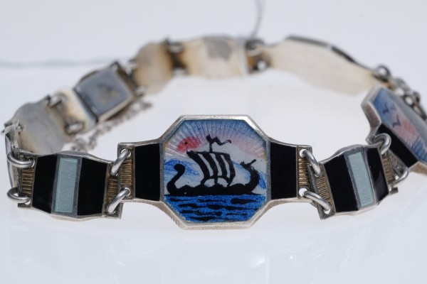 Armband mit drei nordischen Motiven und weißem, sowie schwarzem Stein, 925er Sterling Silber, punziert, Steckverschluss mit Kette, Motive bilden je den Sonnenuntergang ab mit unterschiedlichen schwarzen Figuren, ein Wikingerschiff, eine Klippe und Vögel und ein Hirsch, der einen Schlitten zieht, D um 8 cm