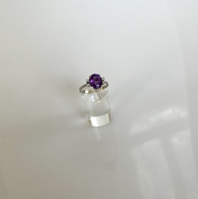 Amethyst Ring in Krappen gefasst mit vier Steinen, 750 WG, getestet, Größe 59.