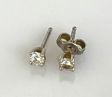 Brillant Ohrstecker, jeweils um 0,1ct, eine Poussette fehlt.