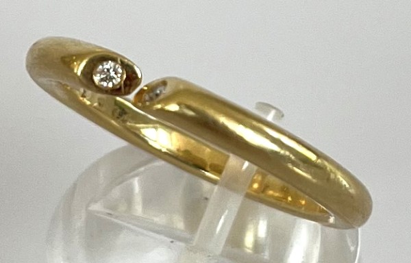 Goldring, geöffnet mit zwei Brillanten, 750 Gelbgold, Größe 57.