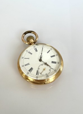 Taschenuhr goldfarbenes Gehäuse, Emailleziffernblatt, feine goldenen Zeiger, römische Ziffern, kleine Sekunde / 6, Abplatzung / 12, Schaden am Glas / 6, Durchmesser 4,5 cm, Nickel vergoldet, 76,5g, Nr. 7522.