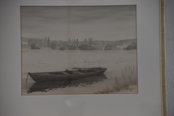 Bäuerle, Klaus (geboren 1943) Ruderboot auf dem See, an Kette montiert, im Hintergrund das andere Ufer. Vermutlich am Seerhein. Typisches Aquarell des Künstlers.