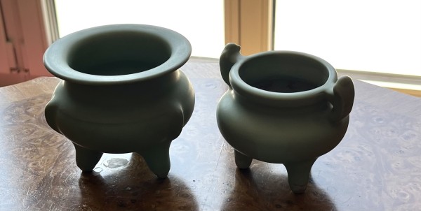 Celadon-Set, bestehend aus zwei Räuchergefäßen, wohl Ming-Periode, China.