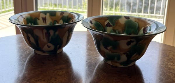 Paar „Spinat und Eier“ Porzellan Bowls, Nachbildung aus Kangxi-Periode, China.