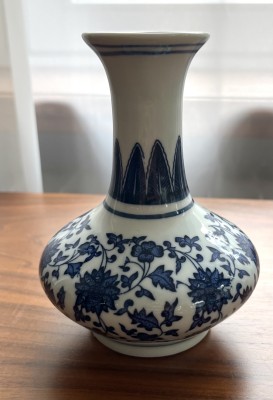 QuingHua Vase, bauchige Form, China.