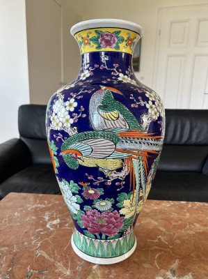 Bodenvase in kräftigem Blau, mit floralem Dekor und Vögeln, wohl Japan.