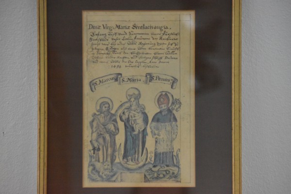 Religiöses Blatt von der Reichenau, Darstellung von Marcus, Maria und Pirmin, jeweils mit ihren Attributen.