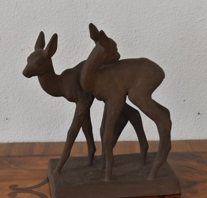 Bach, Else (1899-1950) Bambi, Karlsruher Majolika Keramik. Eng aneinander stehendes Rehpaar.