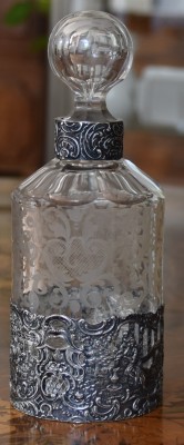 Flasche, fein geschliffen mit Silbermontierung, um 1900.