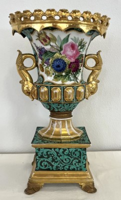 Urnenvase mit seitlichen Henkeln, 19. Jahrhundert, auf rechteckigem Sockel, feine Blumenmalerei und Golddekor, auf vier Tatzen-Füßen. Golddekor teilweise abgerieben.