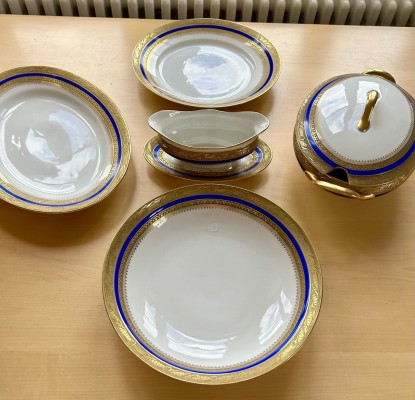 Limoges Konvolut Anbietteile, klassisch in Blau und Gold, reiches Golddekor am Rand mit vegetabilem Dekor, Marke 