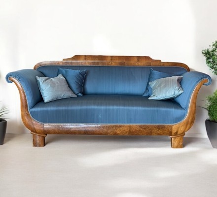 Biedermeier-Sofa, neu bezogen, um 1810.