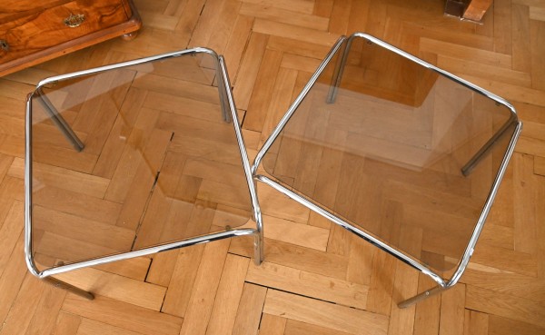 Zwei Design-Beistelltische, quadratische Form, 1960er/1970er Jahre.