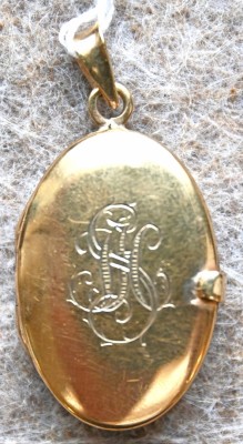 Medaillon, 333er Gelbgold, polierte Oberfläche mit Monogramm ''SH'', aufklappbar, innen Fotorahmen.