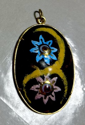 Emaille-Anhänger, polychrom gearbeitet in Gelb, Blau und Lila, Golddekor, Länge 5 cm.