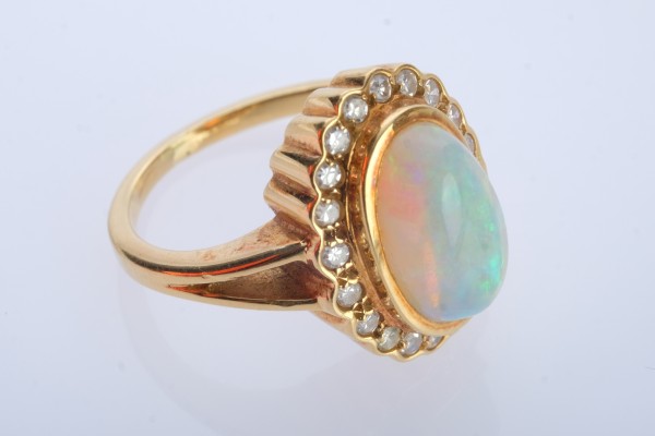 Opal-Ring mit 20 Brillanten, Gelbgold 750.