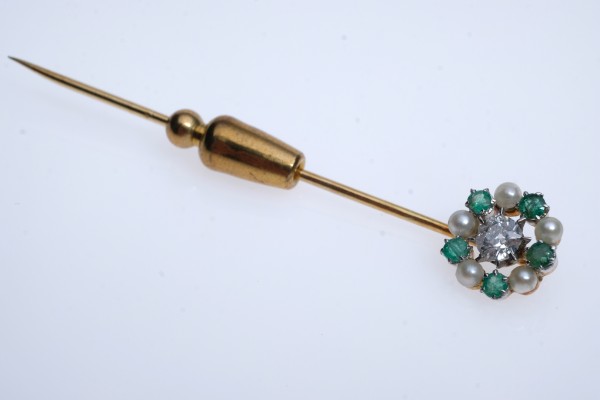 Krawattennadel, besetzt mit einem Brillant, um 0,2ct, fünf Smaragden und fünf Perlen.