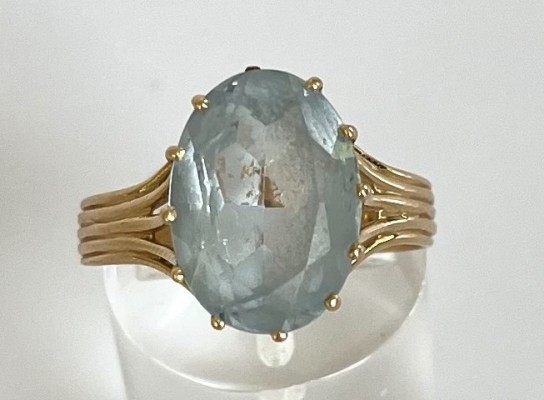 Ring mit ovalem Fluorit, 585 Gelbgold, Größe 60.