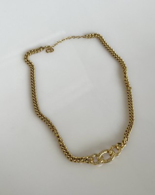 Christian Dior, goldene Kette mit Anhänger. Länge 17 cm.