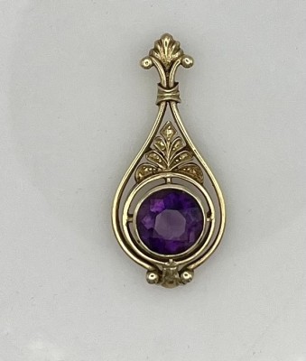 Anhänger besetzt mit großem, facettiertem Amethyst, Gelbgold 585 (punziert und getestet).