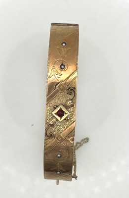 Armspange Biedermeier, besetzt mit kleinem Rubin und zwei Perlchen, Gelbgold 333 (punziert).