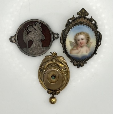 Zwei Broschen / Anhänger: Schaumgold und Biedermeier, 585 Gelbgold (getestet).