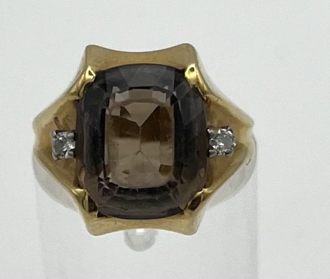 Goldring mit Rauchquarz, 750er Gelbgold, mit zwei Brillanten, diese um 0,06ct, Größe 52.