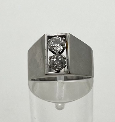 Goldring mit zwei Altschliff Diamanten, 750 Weißgold, Diamanten zusammen um 0,6ct, Größe 53.