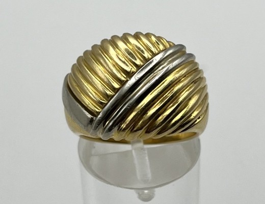 Goldring, bicolor, geometrischer Entwurf, 750 Gelb- und Weißgold, Größe 55.