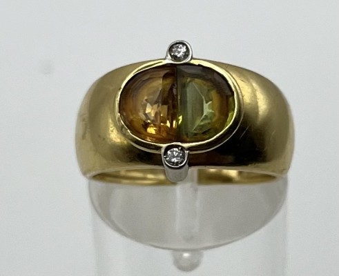 Goldring mit Citrin und Peridot, 750 Gelbgold, zwei Brillanten um 0,06ct, Größe 54.