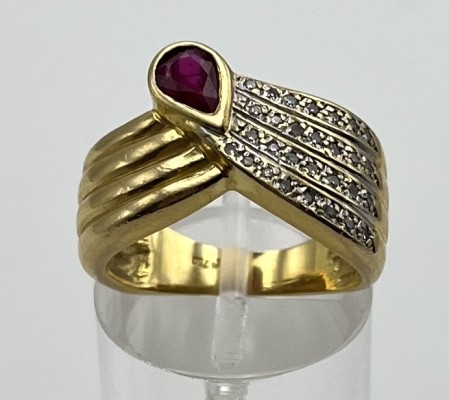 Goldring mit Brillanten und Rubin, 750 Gelbgold, Größe 54.