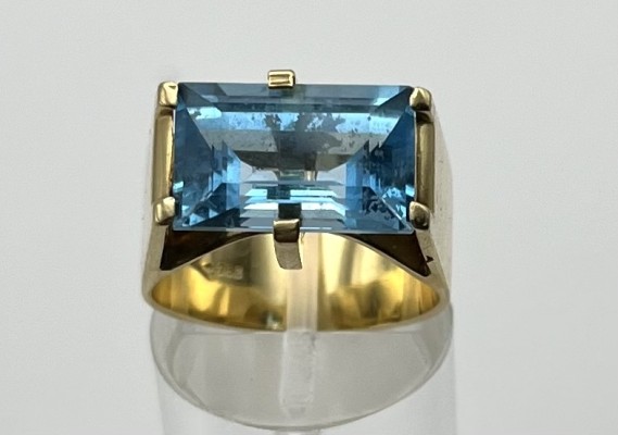 Goldring mit großem Blautopas, 750 Gelbgold, Größe 55.