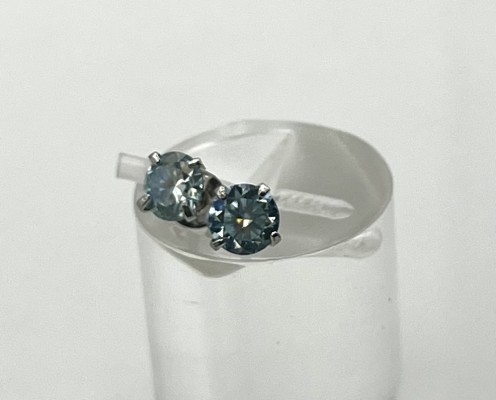 Paar Ohrstecker, eisblauer Moissanit in Silber gefasst, 0,5 ct.