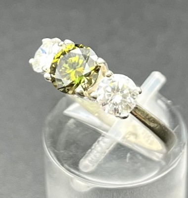 Ring, 925 Sterlingsilber, mit einem Olive-Moissanit, 1,0 ct, mit zwei Farbe D Moissaniten, je 0,5 ct, Größe 54.