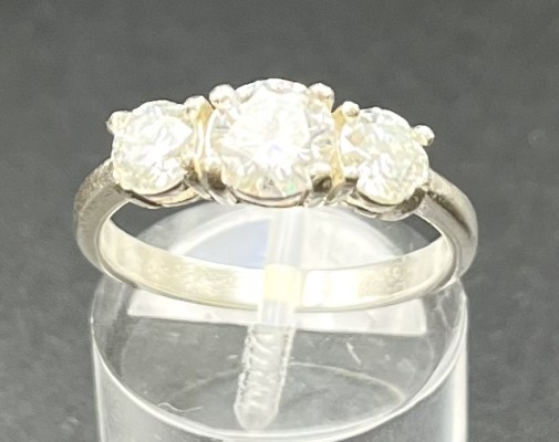 Ring, 925 Sterlingsilber, drei rundgeschliffene Moissanite, insgesamt 1,6 ct, der größte 0,8 ct, die anderen beiden 0,4 ct. Größe 53. Der 0,8 ct Moissanit wird wird von zwei 0,4 ct Moissaniten flankiert.