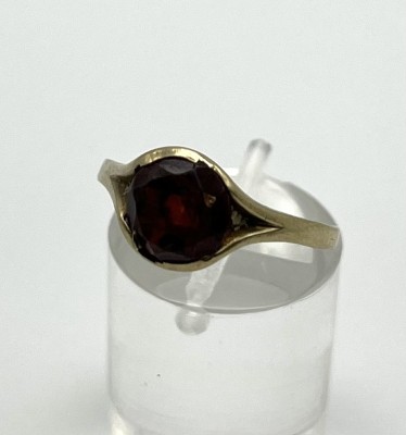 Ring mit Granatstein, 333 Gelbgold, Größe 58. Feiner Goldring mit rundem Granat in der Mitte. Die Fassung teilweise um den Ring gebrochen und nicht vollständig. 2,28g.