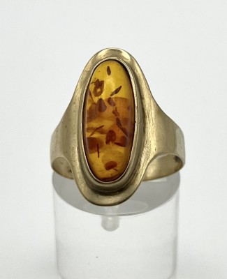 Bernsteinring, 333 Gelbgold, Größe 60. Ovaler Bernstein in feinem Goldring gefasst. 2,65g.